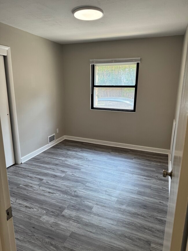 Building Photo - 564 Grand Ave