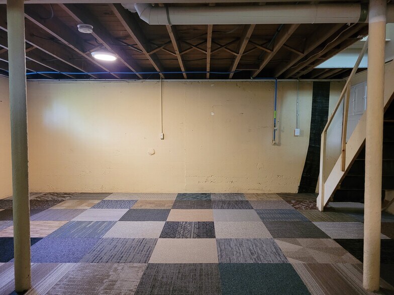 1/2 basement - 8011 Greenway Dr