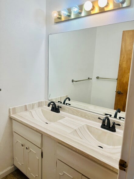 Building Photo - 5620 Cresthaven Ln