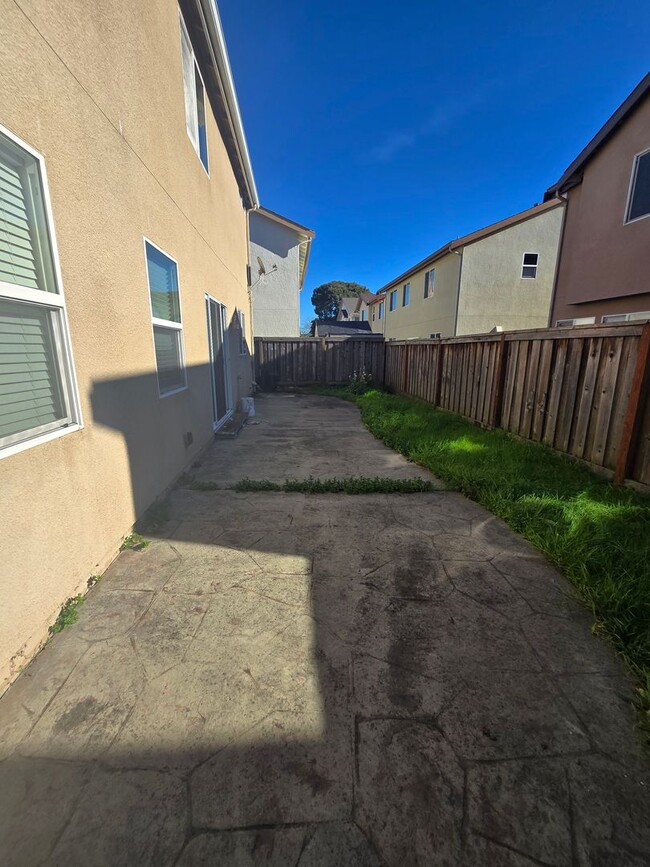 Building Photo - Beautiful 3 Bedroom Townhouse Available Now...