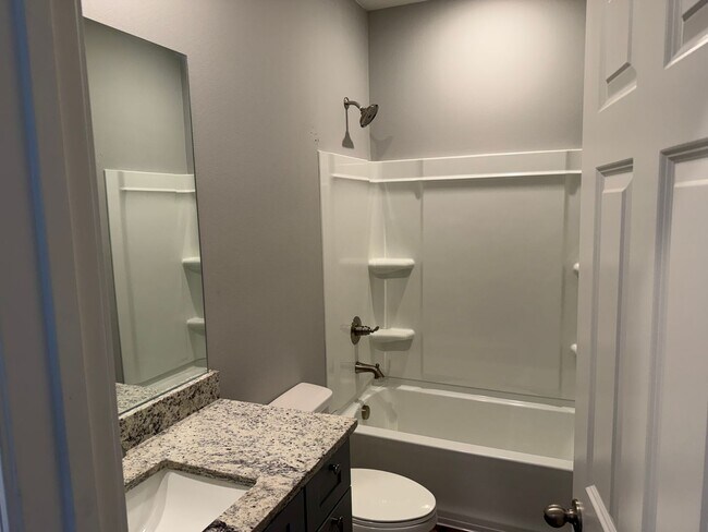 Building Photo - 3 Bed 3 Bath Home