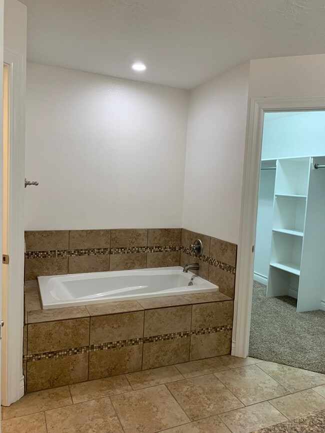 Building Photo - 116 Mariposa Dr