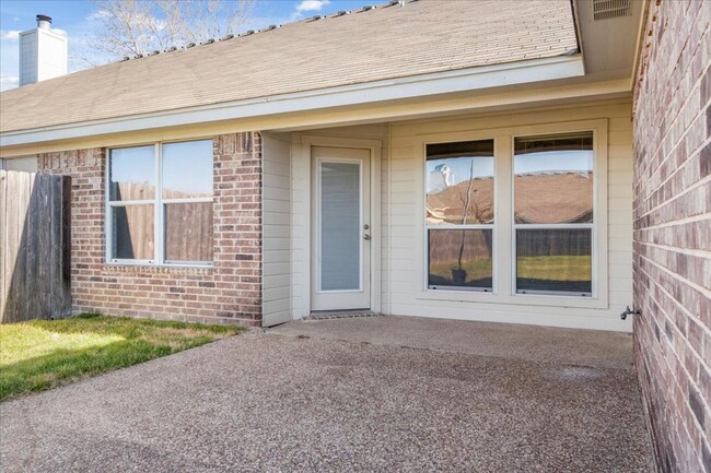 Building Photo - 3BR / 2BA Duplex in Hewitt, Texas | Midway...