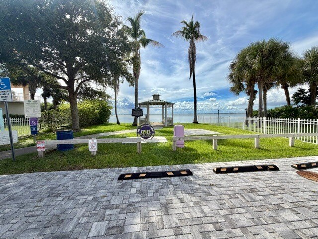 Building Photo - 7028 Sevilla Ct