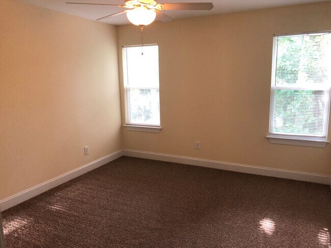 Building Photo - 3 Bed 2 Bath Single Family Home - Students Welcome!