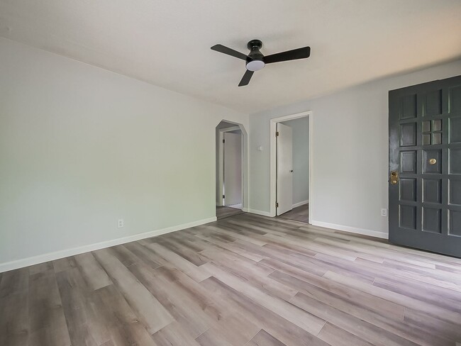Building Photo - Welcome to this beautiful 2 bedroom, 1 bat...