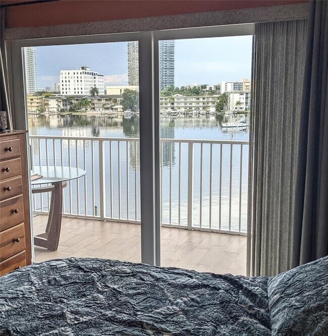 Building Photo - 400 Golden Isles Dr