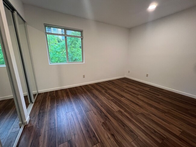 Building Photo - Renovated Top-Floor Condo in Prime Kirklan...