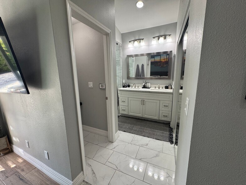 Building Photo - 9015 E Poinsettia Dr