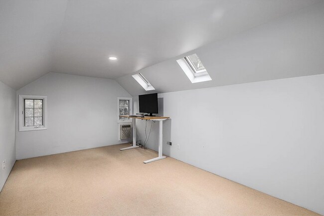 Building Photo - Experience the Charm of a Portland Heights...