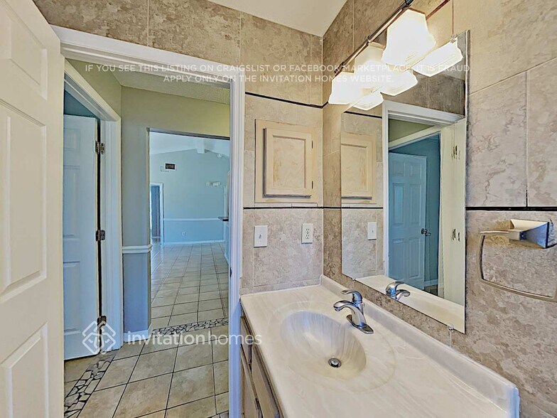 Building Photo - 2463 Twin Springs Dr N