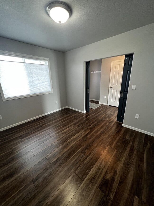 Building Photo - 837 Albert Dr W