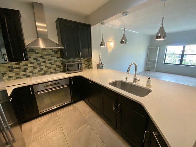 Building Photo - 400 Uno Lago Dr