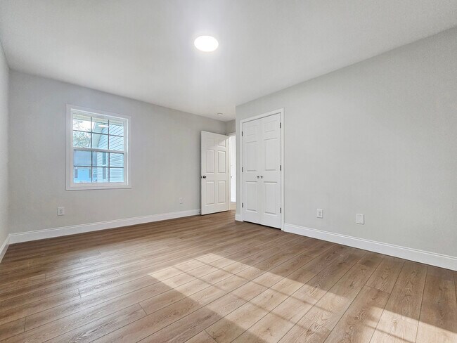 Building Photo - 7 Paris Creek Ct