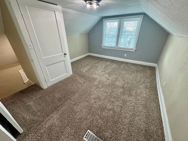 Building Photo - 2542 Glen Echo Dr