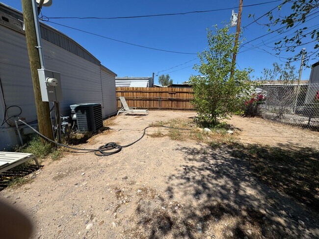 Building Photo - 2BR Mobile Unfurnished recent remodel/Refr...