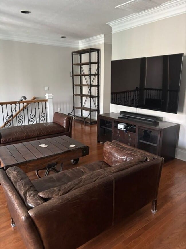 Building Photo - Available Now Fully Furnished Town Home in Hammonds Ferry!