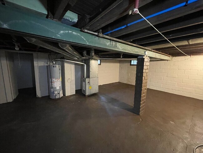 Building Photo - Three bedroom one bathroom home for rent