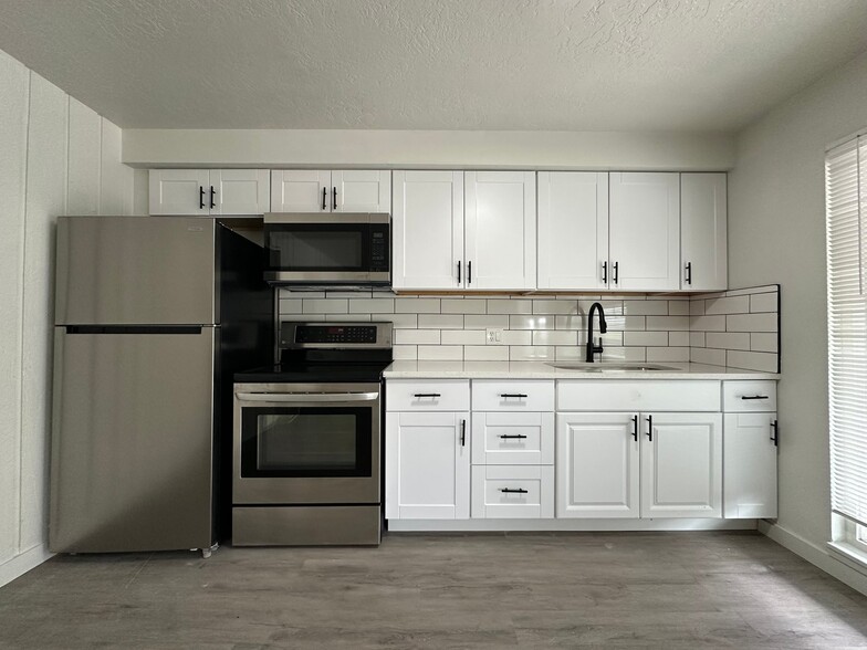 Building Photo - 951 N Redwood Rd