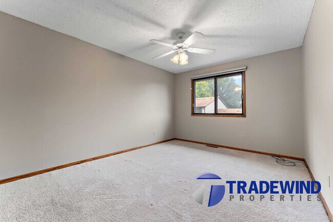 Building Photo - 560 Donegal Cir