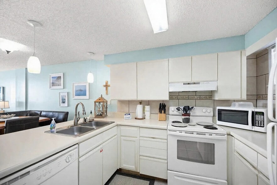 Building Photo - 633 W Beach Blvd