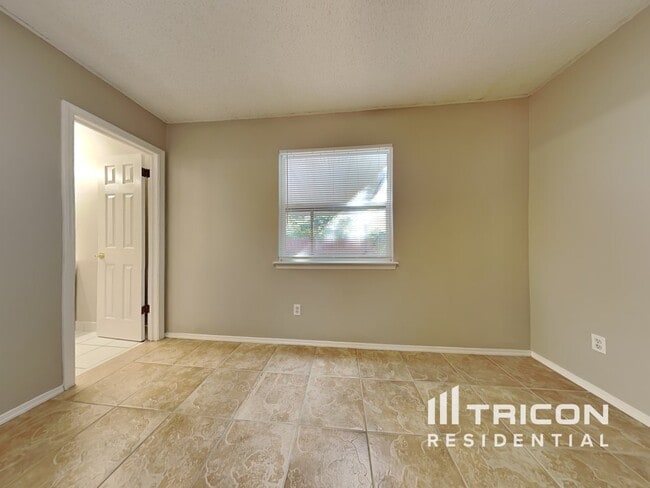 Building Photo - 9574 Villiers Dr N