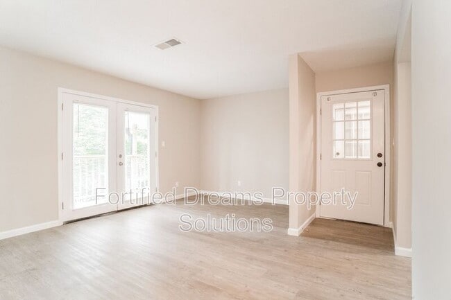 Building Photo - 615 Dumaine St