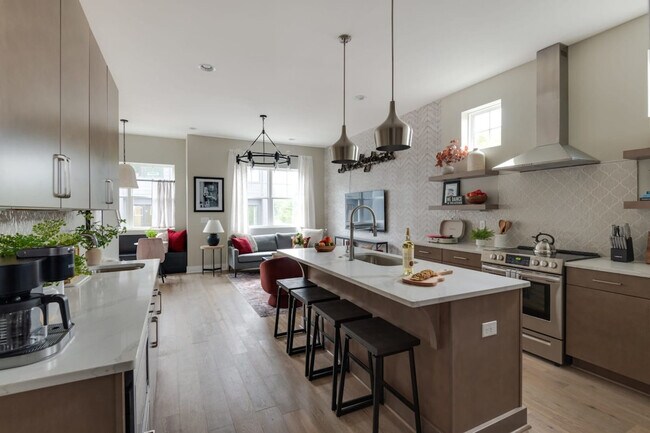 Building Photo - 1405 Napoleon St