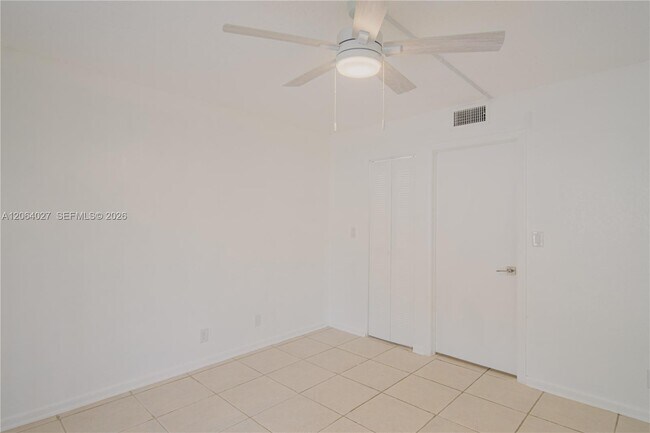 Building Photo - 2830 Riverside Dr