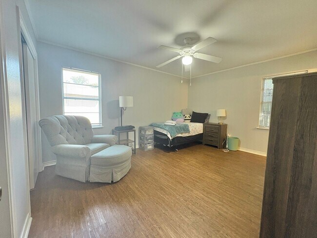 Building Photo - Spacious 3-Bed, 2-Bath Home with Large Sho...