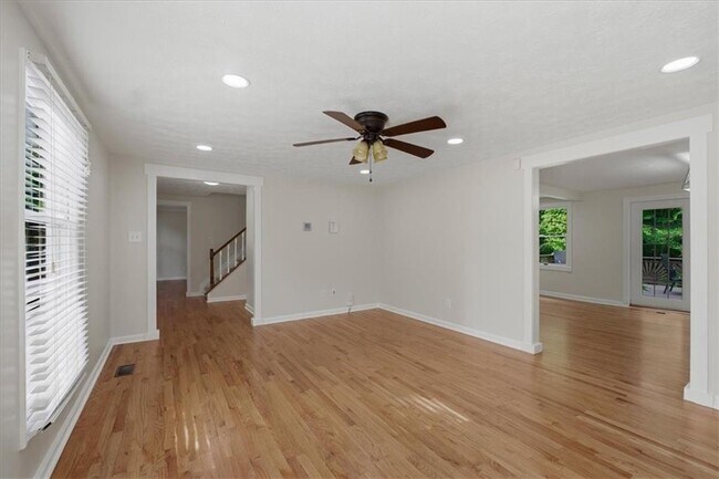 Building Photo - 9470 Hillside Dr