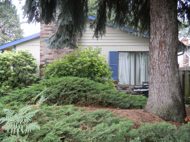 Quiet duplex on residential street - 1124 SE Umatilla St