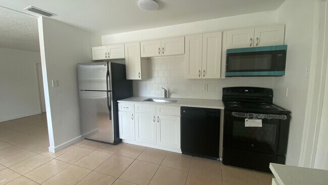 Building Photo - Nicelly Remodeled 3/2 Villa in West Bradenton