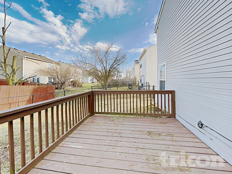 Building Photo - 4475 Connaught Dr E