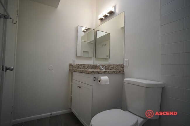 Building Photo - Apartment in Central Bakersfield!
