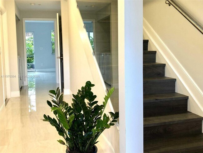 Building Photo - 621 NE 8th Ave