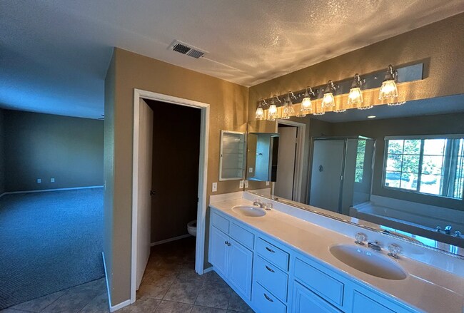 Building Photo - Gorgeous Oceanside Home