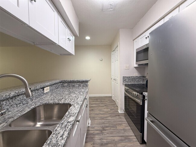 Building Photo - 2100 Wilcrest Dr