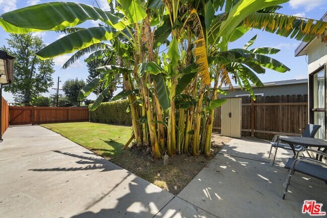 Building Photo - 7659 Lindley Ave