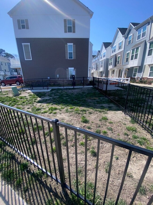 Building Photo - Edge at Azalea