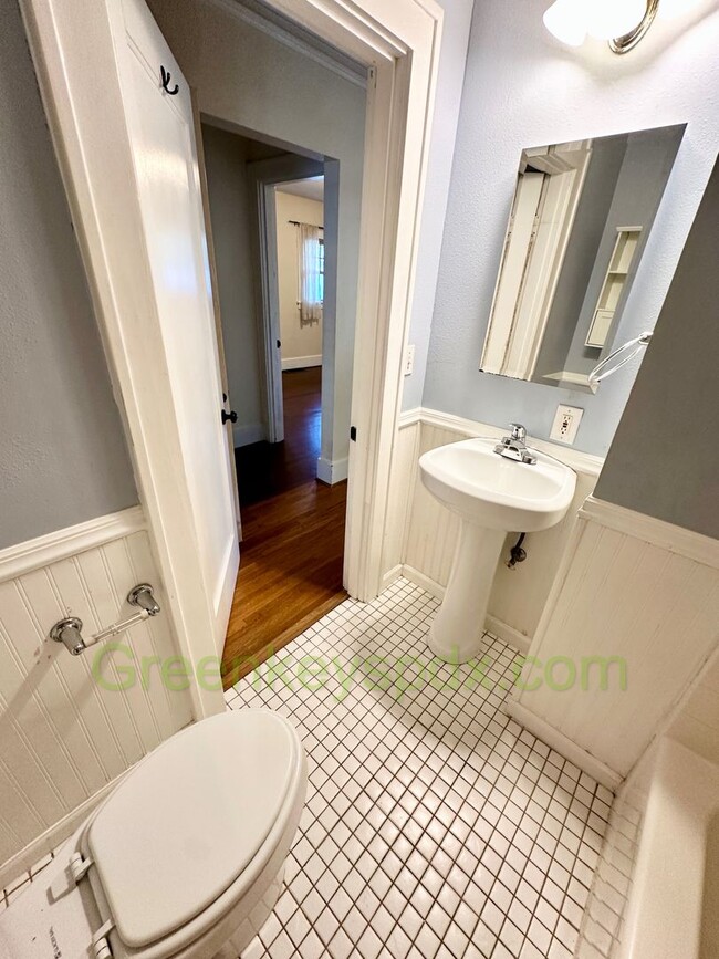 Building Photo - Huge 3 Bedroom 2 Bathroom House in Heart o...