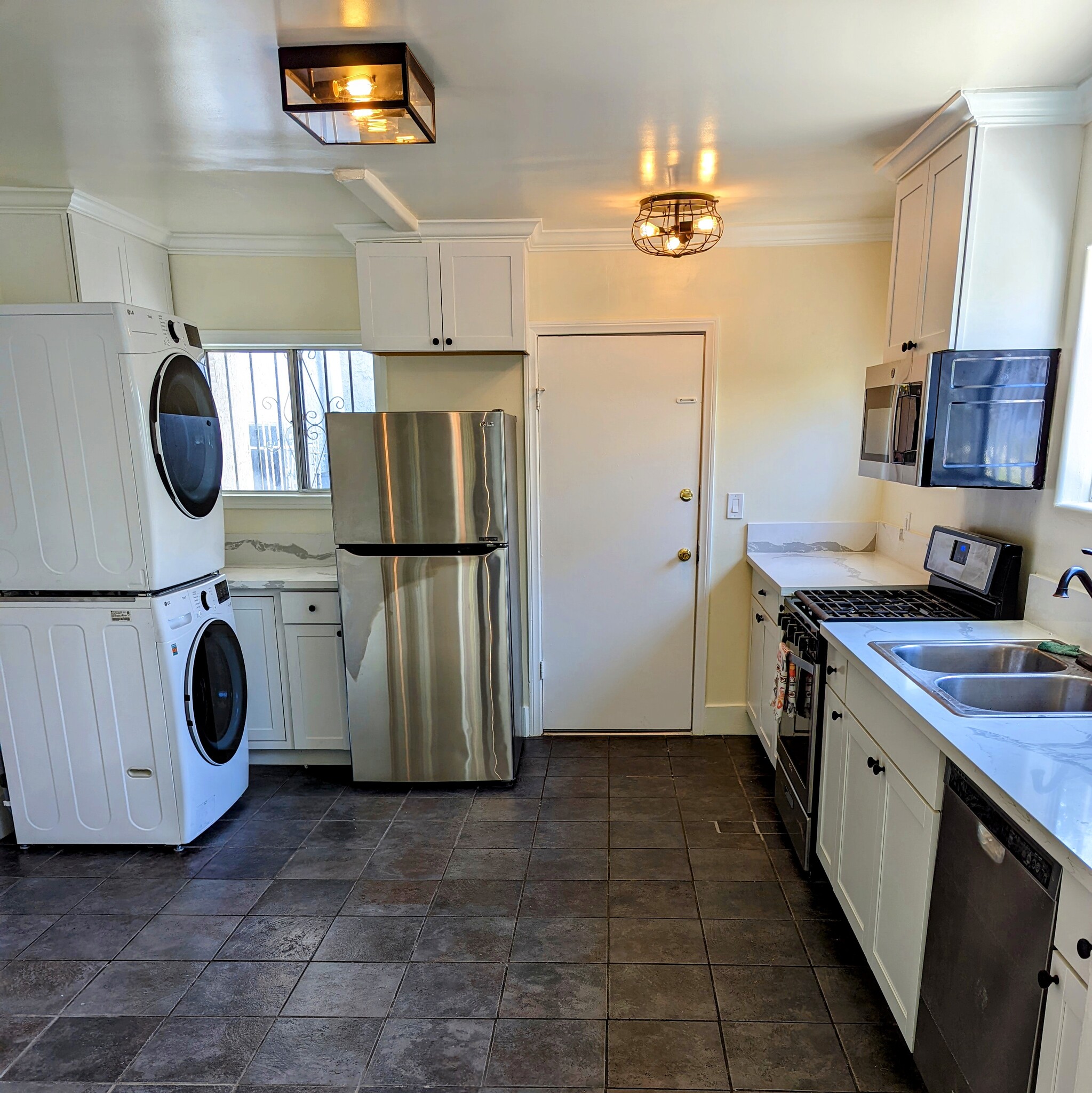 Kitchen - 2852 S Palm Grove Ave