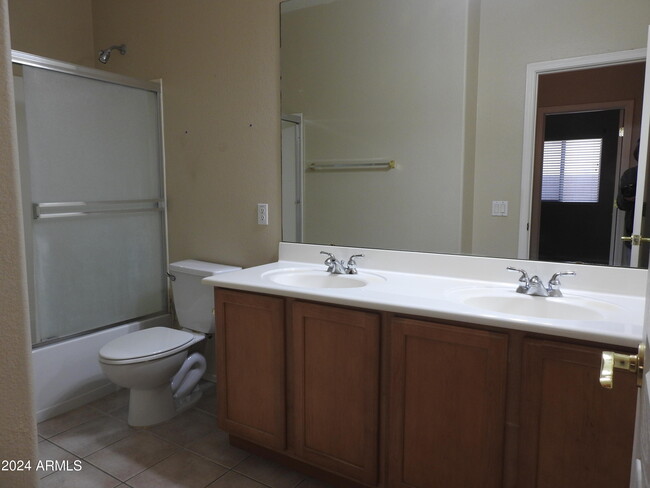 Building Photo - 884 E La Costa Pl