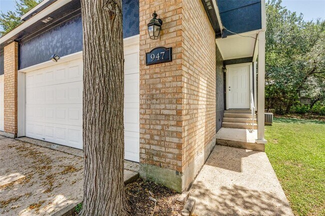 Building Photo - 945-947-947 Sagewood Trail