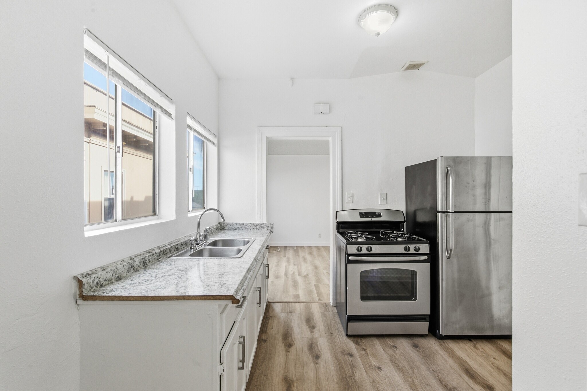 Building Photo - 707 W 48th St