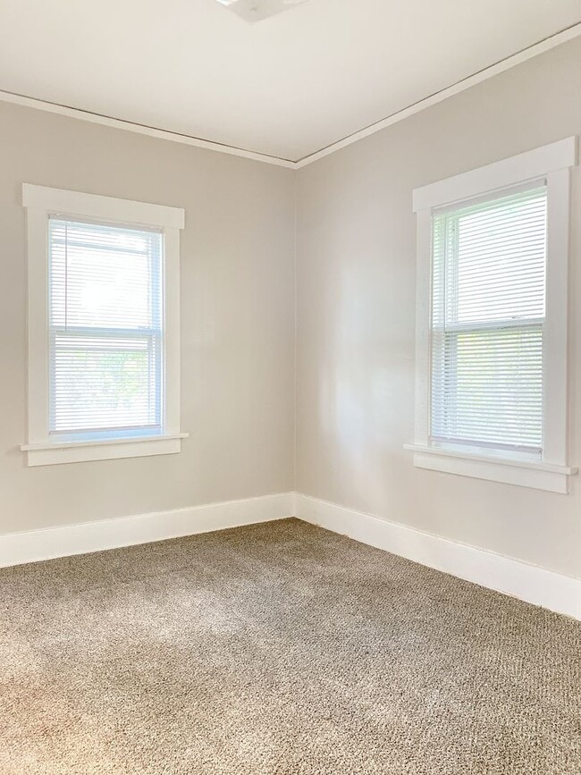 Building Photo - 1/2 OFF FIRST MONTH'S RENT SPECIAL On Upda...