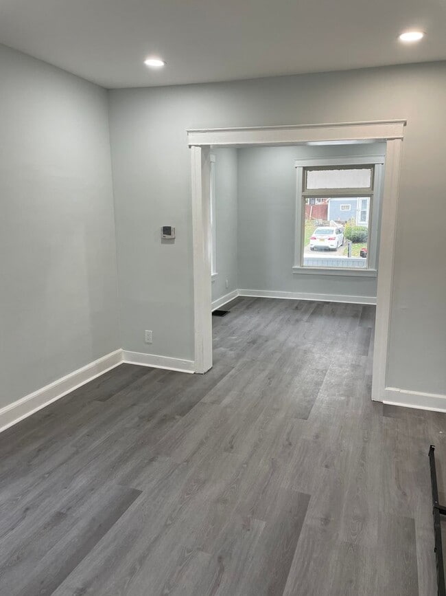 Building Photo - Spacious Home in a Great Neighborhood