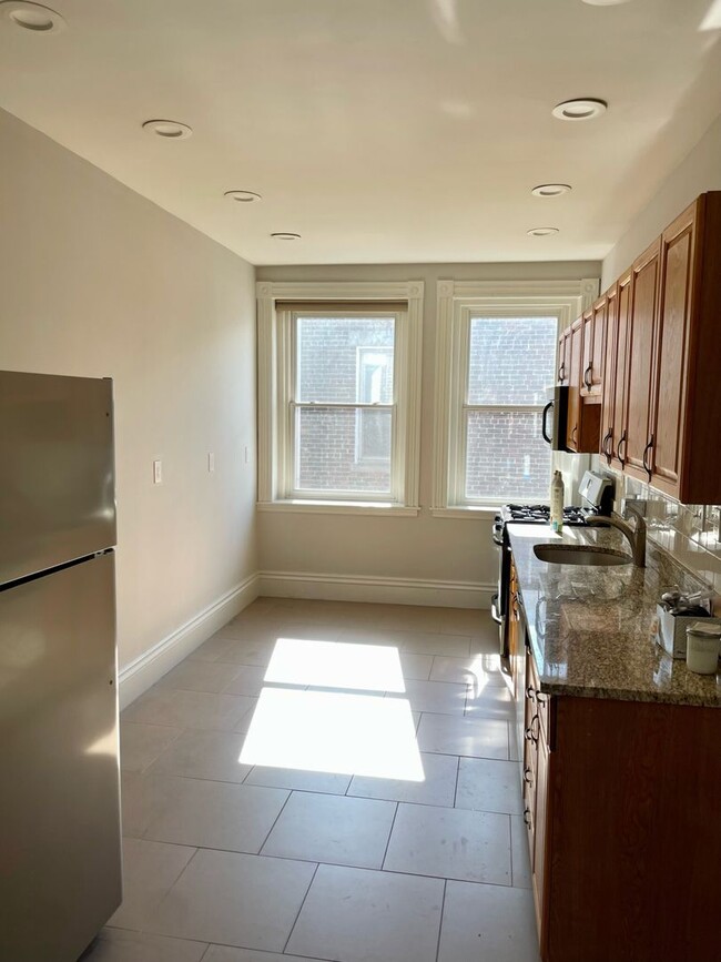 Building Photo - Nice 3 bed in Brookline