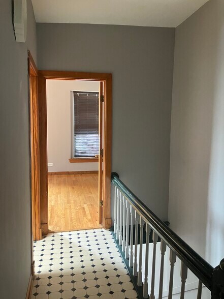 Building Photo - 2438 W Flournoy St
