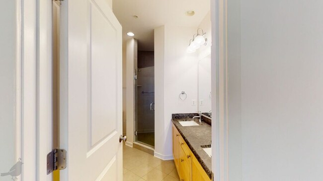 Building Photo - 517 Regent Pl NE
